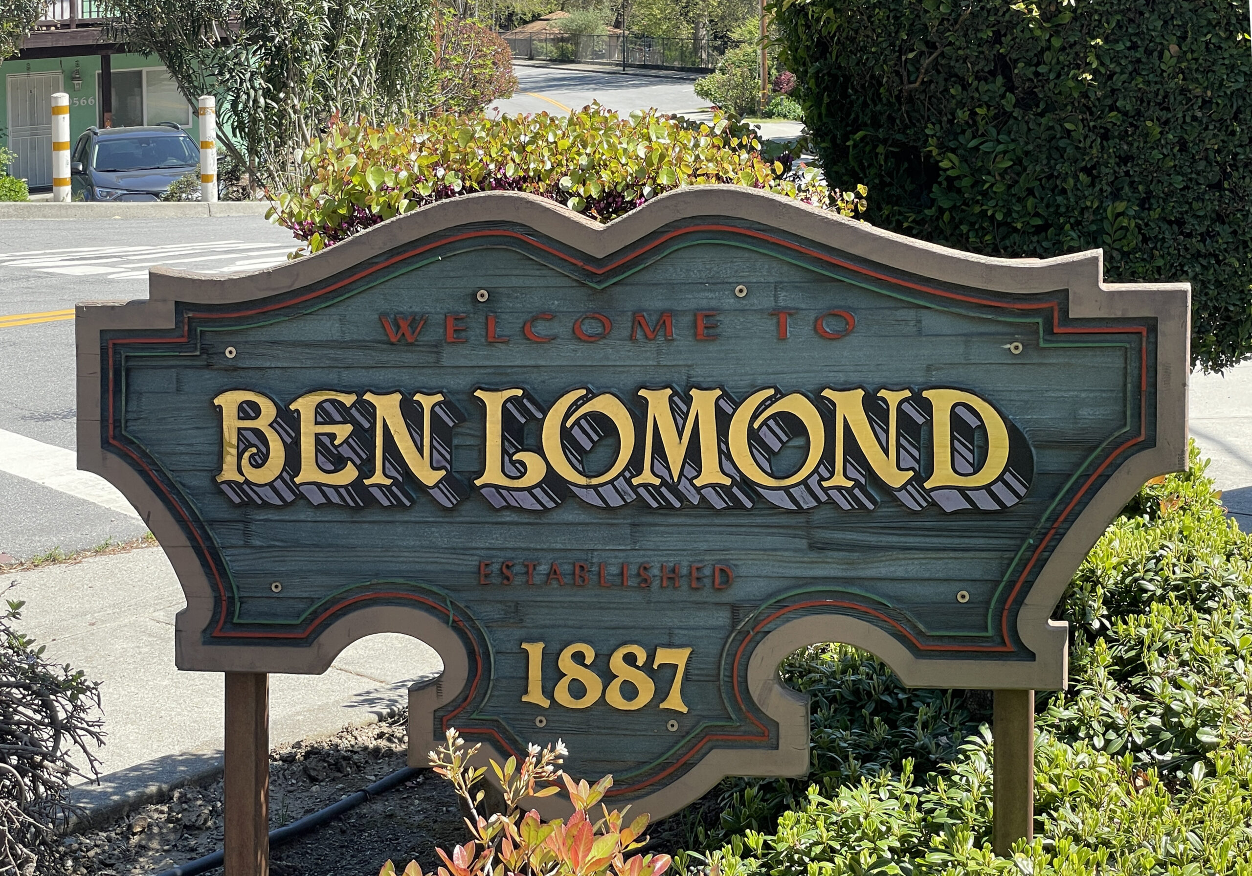 Picture of old fashioned looking sign which says, "Welcome to Ben Lomond established 1887"